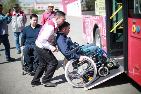 Хөгжлийн бэрхшээлтэй иргэдийн хөдөлмөр эрхлэлтийн гол саад нь тээвэр болон барилгын байгууламж, тэдгээр иргэдийн амьдрах орчины асуудал
